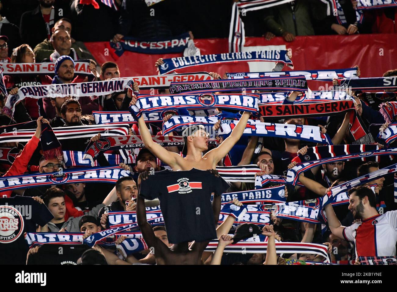 Tifosi durante la partita francese Ligue 1 tra Paris Saint-Germain (PSG) e Olympique Lyonnais (OL, Lyon) allo stadio Parc des Princes il 7 ottobre 2018 a Parigi, Francia. (Foto di Julien Mattia/NurPhoto) Foto Stock