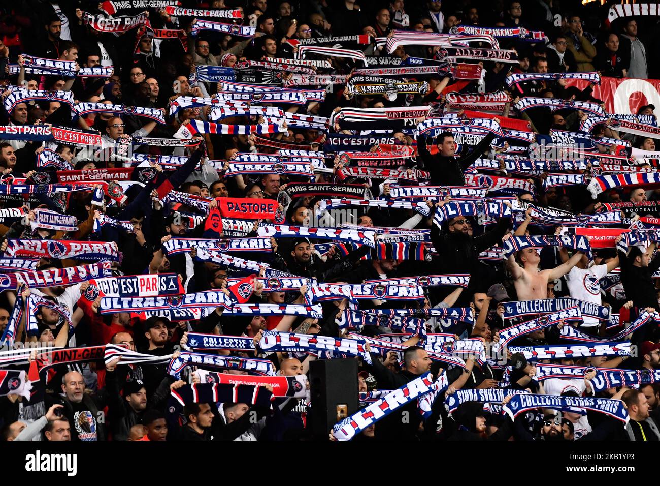 Tifosi durante la partita francese Ligue 1 tra Paris Saint-Germain (PSG) e Olympique Lyonnais (OL, Lyon) allo stadio Parc des Princes il 7 ottobre 2018 a Parigi, Francia. (Foto di Julien Mattia/NurPhoto) Foto Stock