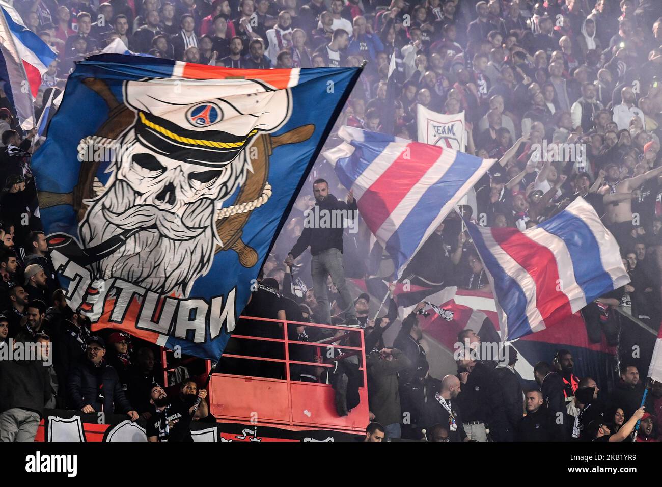 Tifosi durante la partita francese Ligue 1 tra Paris Saint-Germain (PSG) e Olympique Lyonnais (OL, Lyon) allo stadio Parc des Princes il 7 ottobre 2018 a Parigi, Francia. (Foto di Julien Mattia/NurPhoto) Foto Stock