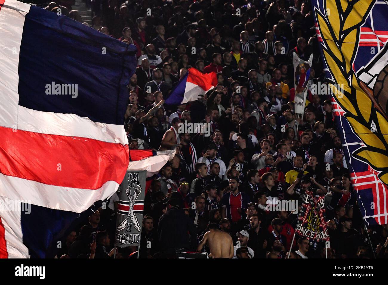 Tifosi durante la partita francese Ligue 1 tra Paris Saint-Germain (PSG) e Olympique Lyonnais (OL, Lyon) allo stadio Parc des Princes il 7 ottobre 2018 a Parigi, Francia. (Foto di Julien Mattia/NurPhoto) Foto Stock