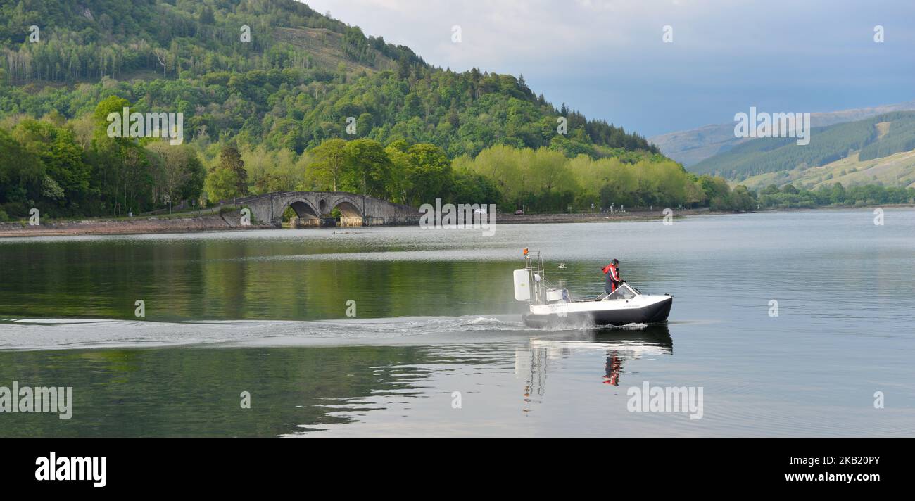 Piccolo hovercraft sul Loch Fyne a Inverary Scozia con Inverary Castle e Bridge sullo sfondo Foto Stock