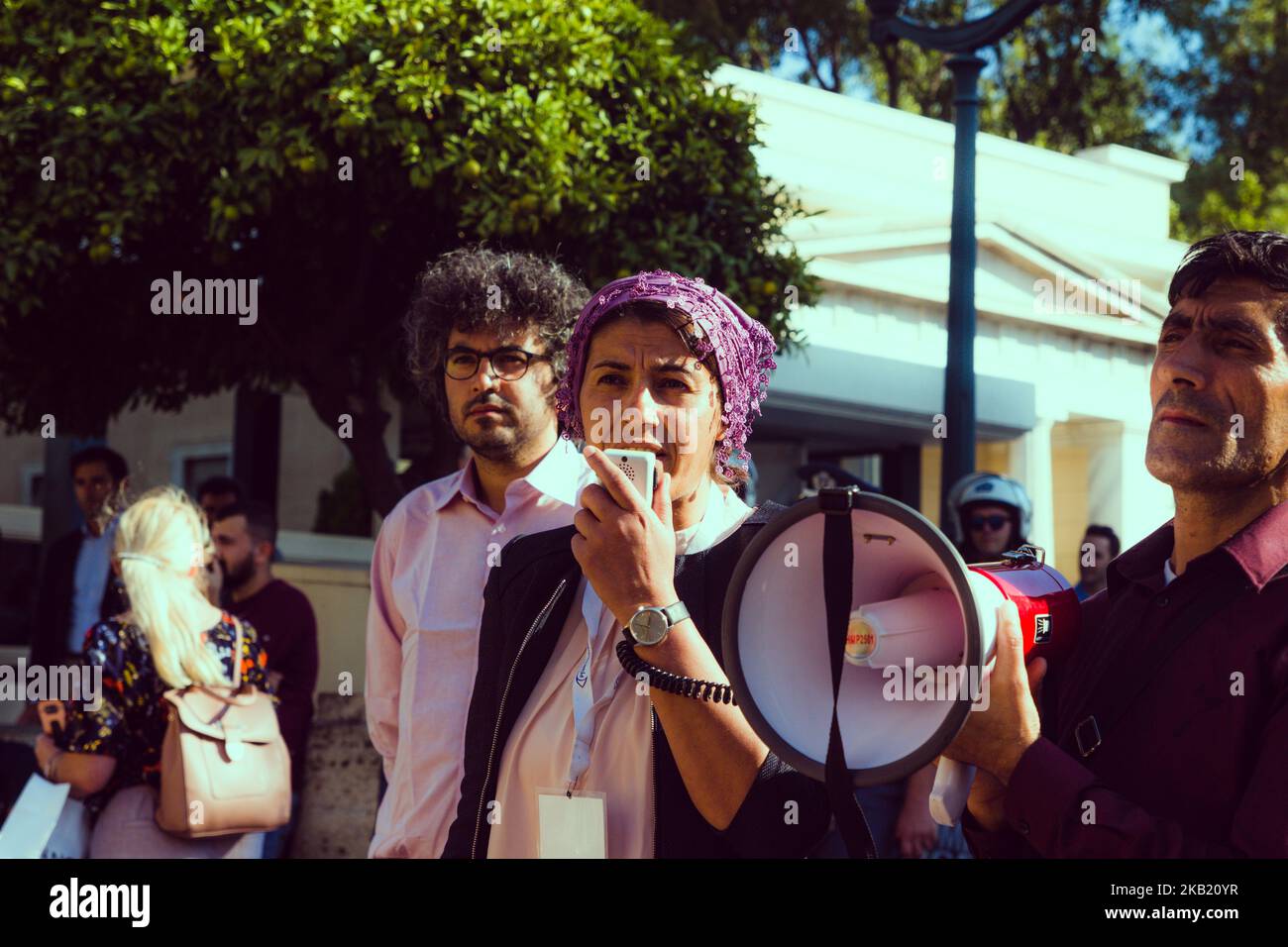 Atene,Grecia, 9th ottobre 2018 | vent'anni dopo il giorno (9th ottobre 1998) il governo greco ha rifiutato di offrire porto al leader curdo del PKK (Partito dei lavoratori) Abdullah Ocalan, centinaia di curdi di Atene, insieme ai sostenitori greci, Marciò nella capitale greca chiedendo l'immediato rilascio di Ocalan dalla prigione turca. I manifestanti hanno marciato da piazza Syntagma all'ambasciata turca dove hanno gridato slogan contro il presidente turco Erdogan. (Foto di Maria Chourdari/NurPhoto) Foto Stock