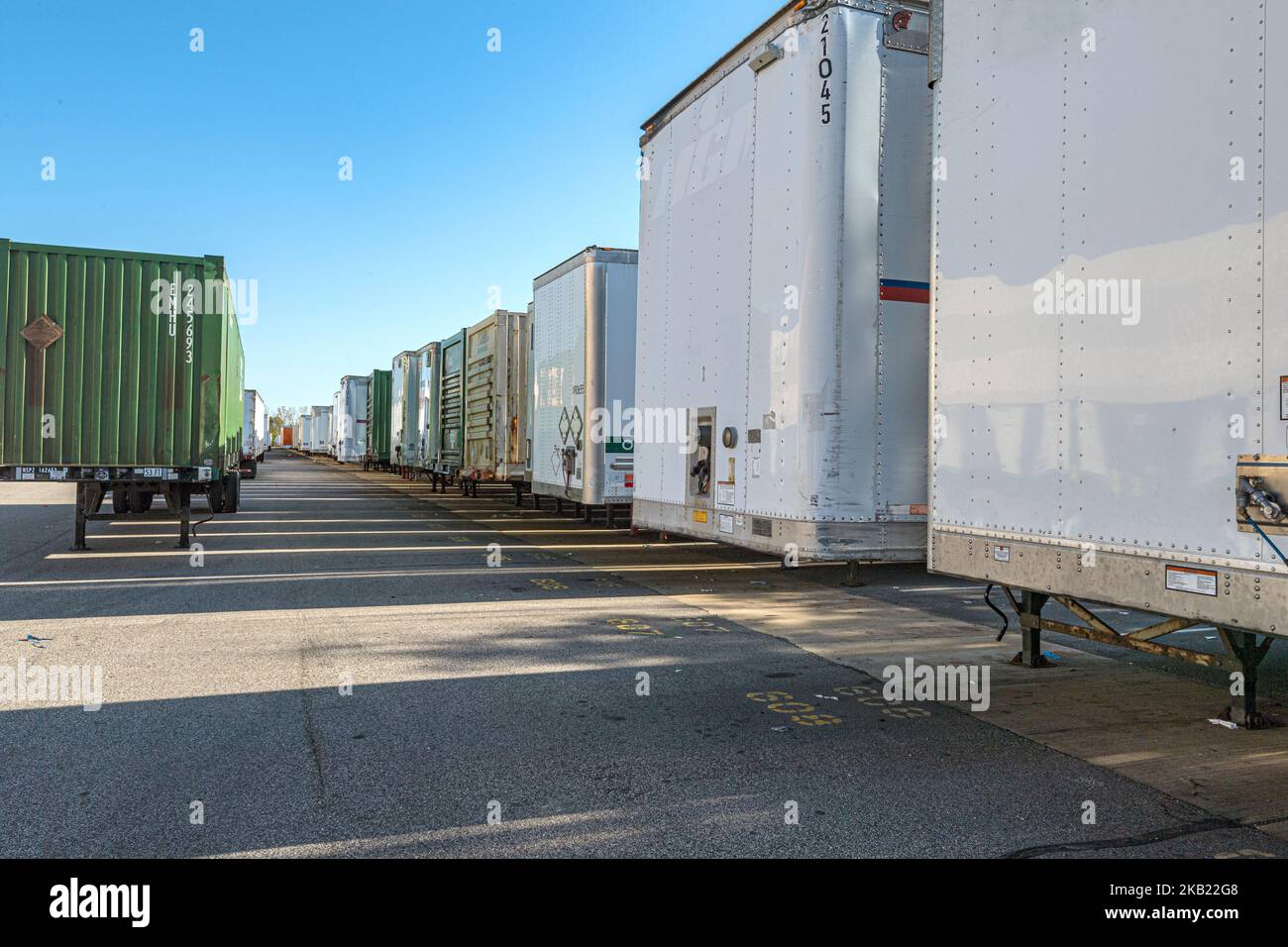 Fila di molti rimorchi di camion Foto Stock