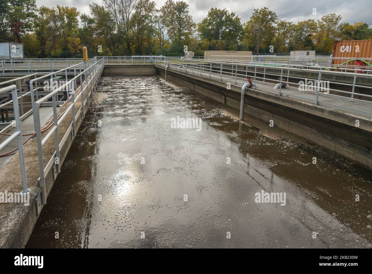 Serbatoio di acque reflue grezze presso l'impianto di trattamento delle acque reflue, Norristown, Pennsylvania, USA Foto Stock