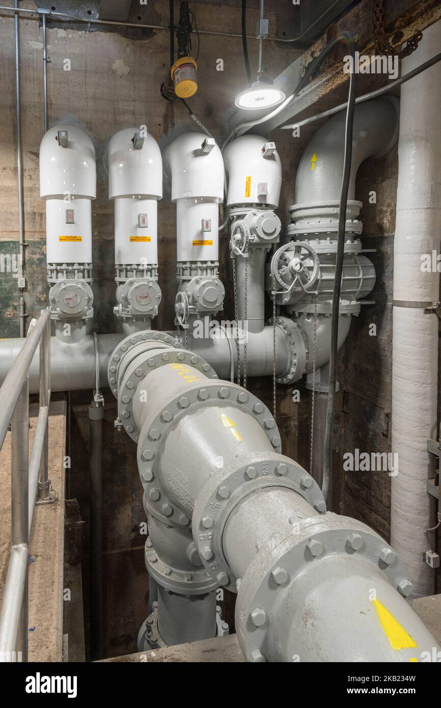 Tubi di grandi dimensioni nell'impianto di trattamento delle acque reflue di Norristown, Pennsylvania, USA Foto Stock