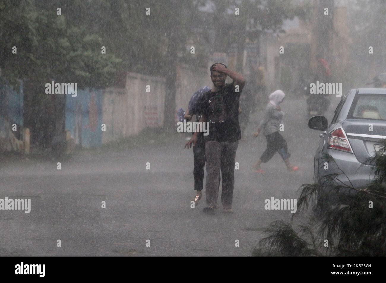 La terra del ciclone 'Tili' cade nella costa orientale della baia del Mare del Bengala vicino a Gopalpur nel distretto di Ganjam, a 180 km di distanza dallo stato indiano orientale Bhubaneswar, la capitale di Odisha, il 12 ottobre 2018. (Foto di Str/NurPhoto) Foto Stock