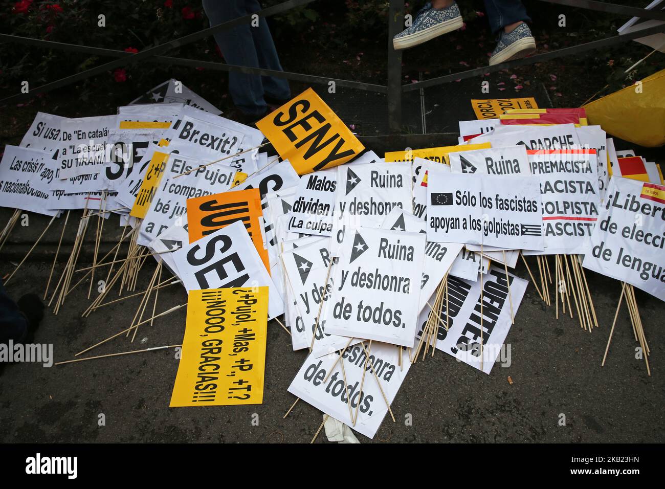 Gli unionisti marciano durante una manifestazione il 12 ottobre 2018 a Barcellona, Spagna. Migliaia di anti-separatisti provenienti da tutta la Spagna sono stati chiamati dalle associazioni e dai partiti politici catalani a marzo a Barcellona nella Giornata Nazionale della Spagna per protestare contro la richiesta di indipendenza della Catalogna. (Foto di Joan Valls/NurPhoto) Foto Stock