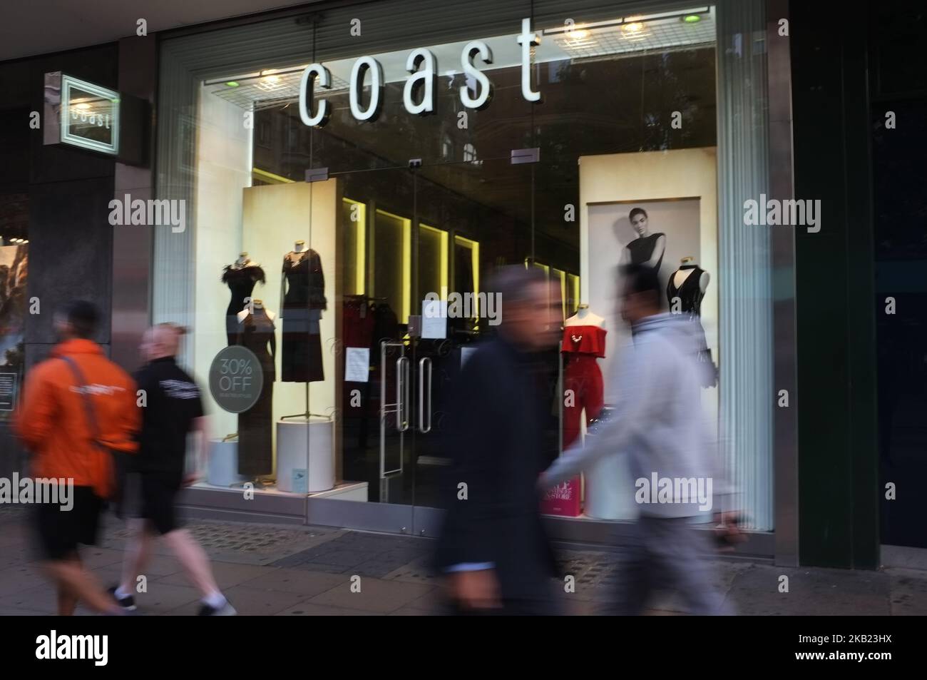 Un negozio Coast è raffigurato nel centro di Londra il 12 ottobre 2018. La catena della moda Coast è crollata nell’amministrazione mettendo a rischio 300 posti di lavoro. (Foto di Alberto Pezzali/NurPhoto) Foto Stock