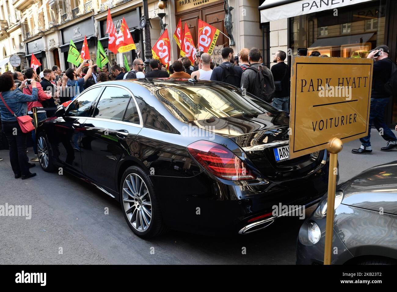 I subappaltatori del Park Hyatt Vendôme, in sciopero da 18 giorni, E che sono stati delusi dalla polizia dal palazzo parigino, sono stati bloccati, mobilitati nuovamente il 13 ottobre 2018, a seguito della violenza degli agenti di sicurezza che hanno ferito due persone il 12 ottobre 2018 a Parigi. (Foto di Julien Mattia/NurPhoto) Foto Stock