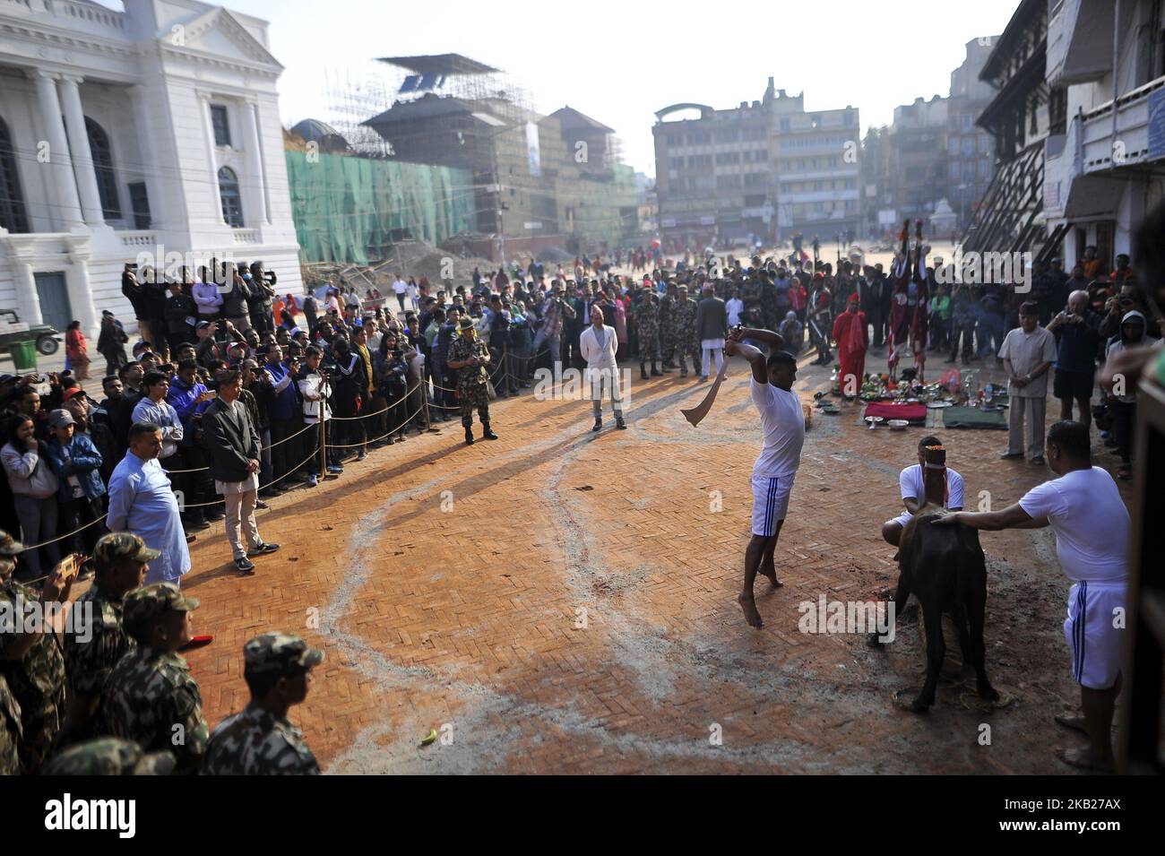 Un nepalese si prepara a macellare il bufalo in occasione di Navami, nono giorno del Festival di Dashain a Basantapur Durbar Square, Kathmandu, Nepal, giovedì 18 ottobre 2018. Il tempio apre una volta all'anno per il pubblico il giorno Navami. Dashain è il festival più beneaugurante e celebrato in Nepal, che riflette antiche tradizioni e la devozione dei nepalesi verso la Dea Durga. (Foto di Narayan Maharjan/NurPhoto) Foto Stock