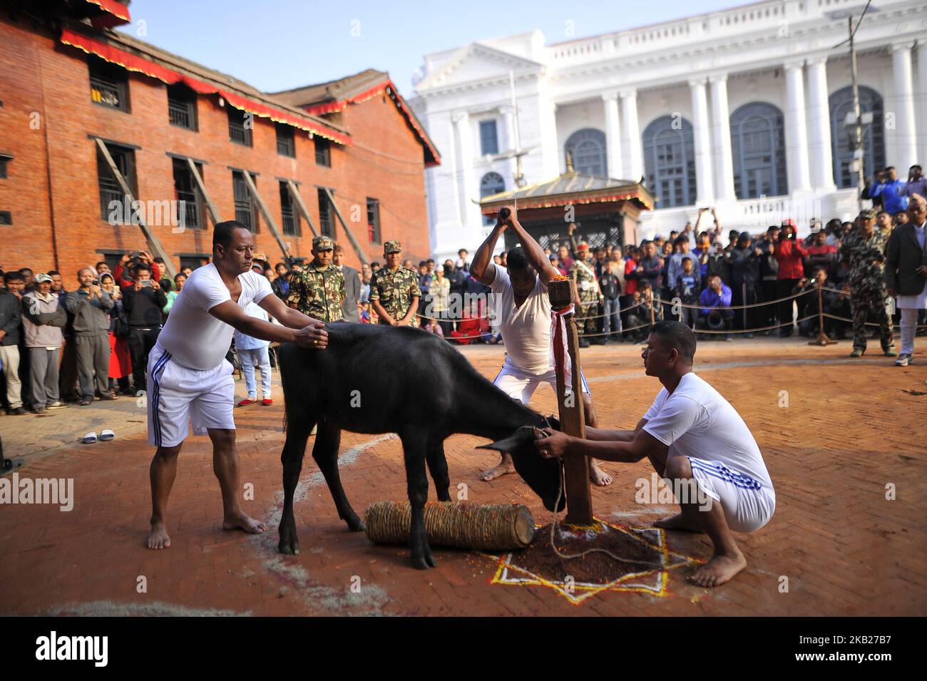 Un nepalese si prepara a macellare il bufalo in occasione di Navami, nono giorno del Festival di Dashain a Basantapur Durbar Square, Kathmandu, Nepal, giovedì 18 ottobre 2018. Il tempio apre una volta all'anno per il pubblico il giorno Navami. Dashain è il festival più beneaugurante e celebrato in Nepal, che riflette antiche tradizioni e la devozione dei nepalesi verso la Dea Durga. (Foto di Narayan Maharjan/NurPhoto) Foto Stock