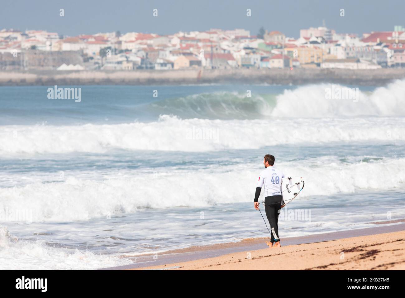 Il surfista francese Joan Duru si prepara ad entrare in acqua. Con la partecipazione dei migliori surfisti del mondo, il Meo RIP Curl Pro Portugal, parte integrante del WSL World Surf League Tour, si tiene a Peniche, in Portogallo, il 16 ottobre 2018 sulla spiaggia di Supertubos, che in questo periodo dell'anno offre le migliori condizioni per le competizioni di surf. (Foto di Henrique Casinhas/NurPhoto) Foto Stock