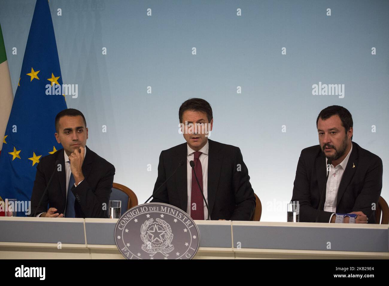 Il Ministro italiano del lavoro e dell'industria Luigi di Maio (L) il primo Ministro italiano Giuseppe Conte (C) e il Vice Ministro italiano degli interni Matteo Salvini (R) tengono una conferenza stampa a seguito di un incontro del gabinetto a Palazzo Chigi a Roma, in Italia, nell'ottobre 20 2018. (Foto di Christian Minelli/NurPhoto) Foto Stock