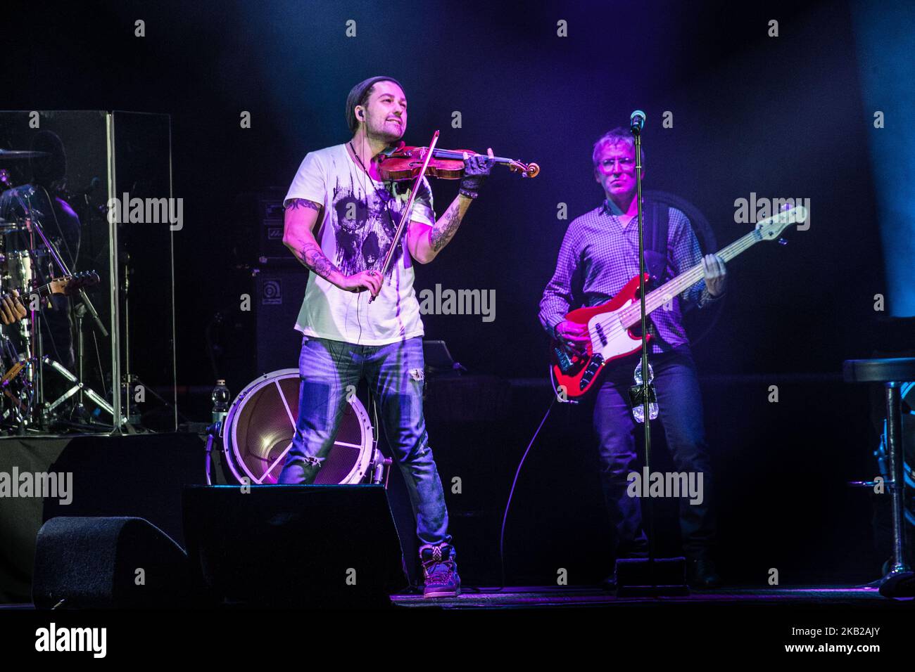 Il violinista crossover tedesco David Garrett suona dal vivo al Mediolanum Forum Assago di Milano. (Foto di Roberto Finizio/NurPhoto) Foto Stock