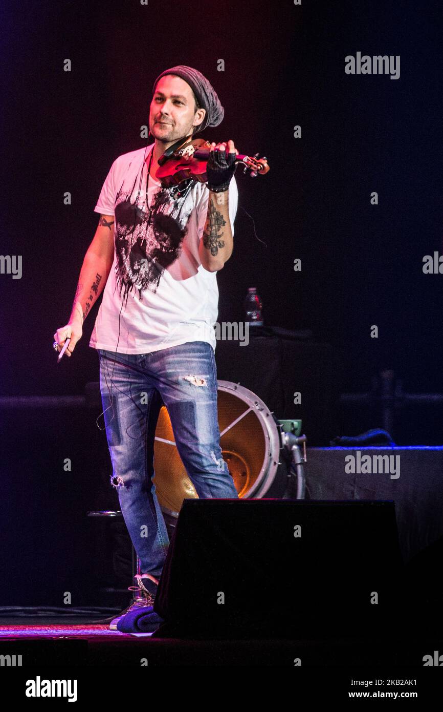 Il violinista crossover tedesco David Garrett suona dal vivo al Mediolanum Forum Assago di Milano. (Foto di Roberto Finizio/NurPhoto) Foto Stock