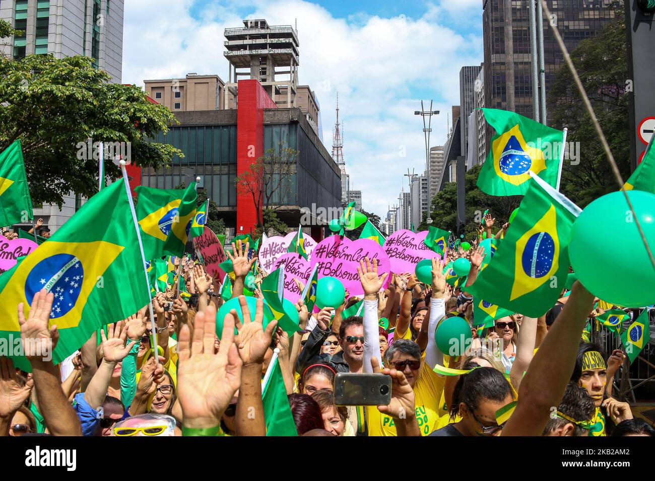 Migliaia di persone in dimostrazione per sostenere il candidato presidenziale brasiliano Jair Bolsonaro su Avenida Paulista il 21 ottobre 2018. (Foto di Dario Oliveira/NurPhoto) Foto Stock