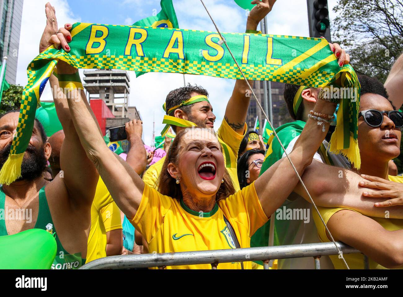 Migliaia di persone in dimostrazione per sostenere il candidato presidenziale brasiliano Jair Bolsonaro su Avenida Paulista il 21 ottobre 2018. (Foto di Dario Oliveira/NurPhoto) Foto Stock