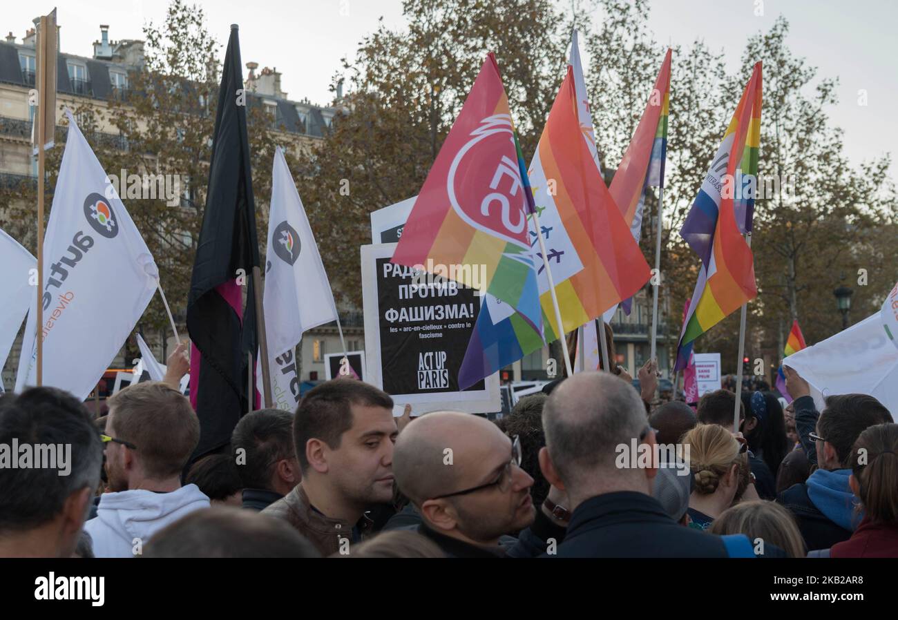 Domenica 21 ottobre, Diverse migliaia di persone si sono riunite alla chiamata di SOS omophobie e dell'Inter-LGBT a Parigi per denunciare l'ondata di attacchi omofobi che hanno avuto luogo nella capitale da diversi anni. Weeks.The associazioni chiedono alle autorità pubbliche misure concrete per combattere la fobia LGBT e per la parità di diritti: Campagna di sensibilizzazione, attuazione di una formazione mirata per insegnanti, polizia e magistrati, istituzione di una circolare congiunta ai ministeri dell'interno e della giustizia per ricordare l'arsenale legislativo per reprimere l'omofobia e la transfobia. (Foto di Estelle Ru Foto Stock