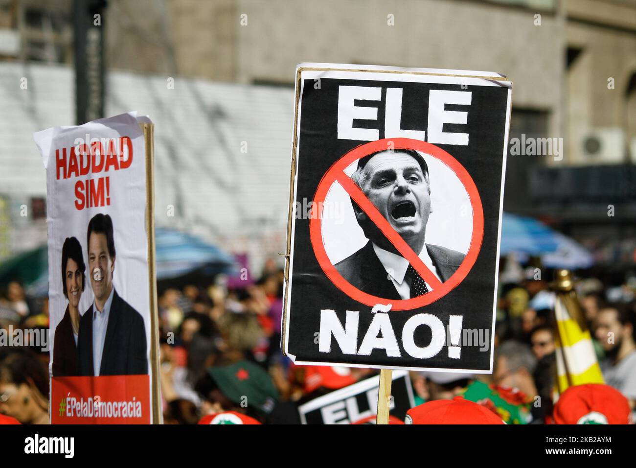 I manifestanti di vari movimenti sociali protestano contro la democrazia e contro il candidato presidenziale di destra per il Brasile, Jair Bolsonaro, sul Viale Paulista nella città di San Paolo. Ottobre 20, 2018. (Foto di Fabio Vieira/FotoRua/NurPhoto) Foto Stock