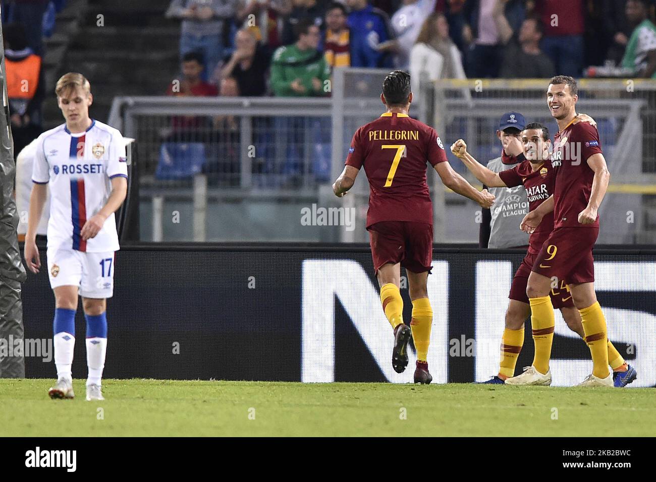 Edin Dzeko di AS Roma festeggia il secondo gol durante la partita di gruppo della UEFA Champions League tra Roma e CSKA Mosca allo Stadio Olimpico, Roma, Italia, il 23 ottobre 2018. (Foto di Giuseppe Maffia/NurPhoto) Foto Stock