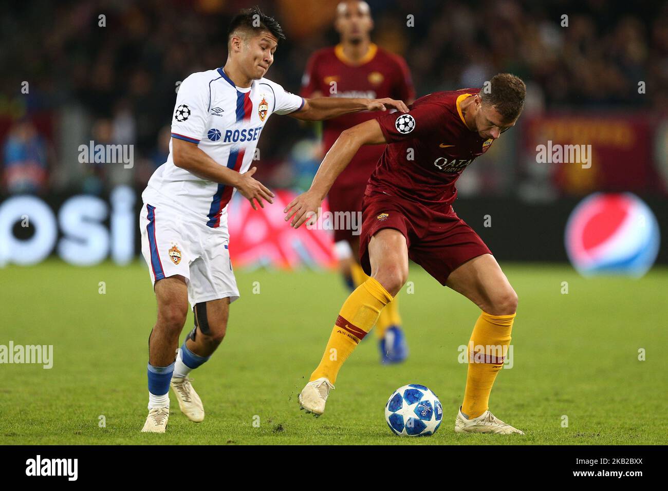 Edin Dzeko di AS Roma combatte con Ilzat Akhmetov del PFC CSKA Mosca durante la partita di gruppo G della UEFA Champions League tra AS Roma e PFC CSKA Mosca allo Stadio Olimpico il 23 ottobre 2018 a Roma. (Foto di Danilo di Giovanni/NurPhoto) Foto Stock