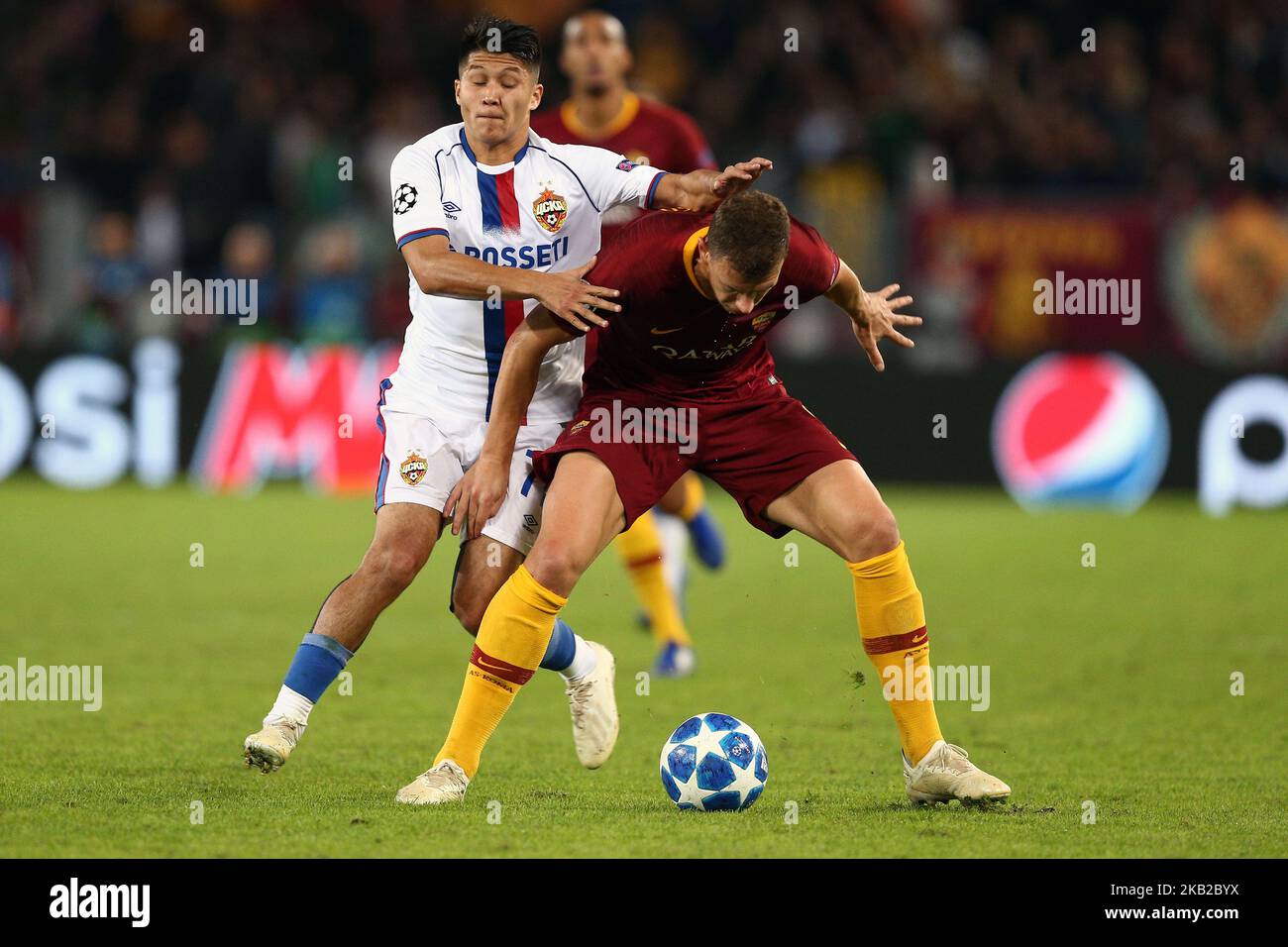 Edin Dzeko di AS Roma combatte con Ilzat Akhmetov del PFC CSKA Mosca durante la partita di gruppo G della UEFA Champions League tra AS Roma e PFC CSKA Mosca allo Stadio Olimpico il 23 ottobre 2018 a Roma. (Foto di Danilo di Giovanni/NurPhoto) Foto Stock