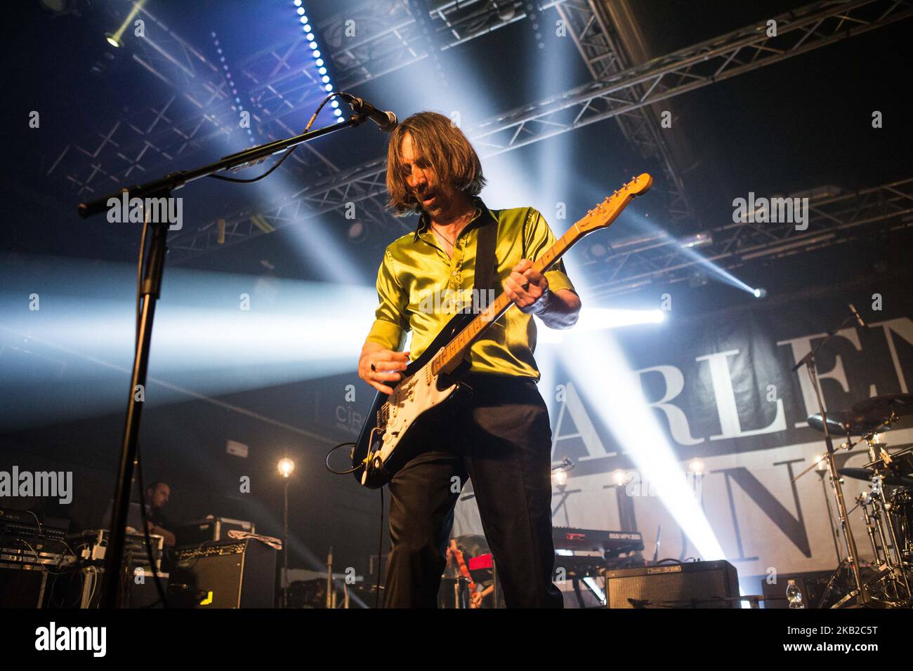 Cristiano Godano della band italiana indie rock Marlene Kuntz che si esibisce dal vivo presso i magazzini generali di Milano (Photo by Roberto Finizio/NurPhoto) Foto Stock
