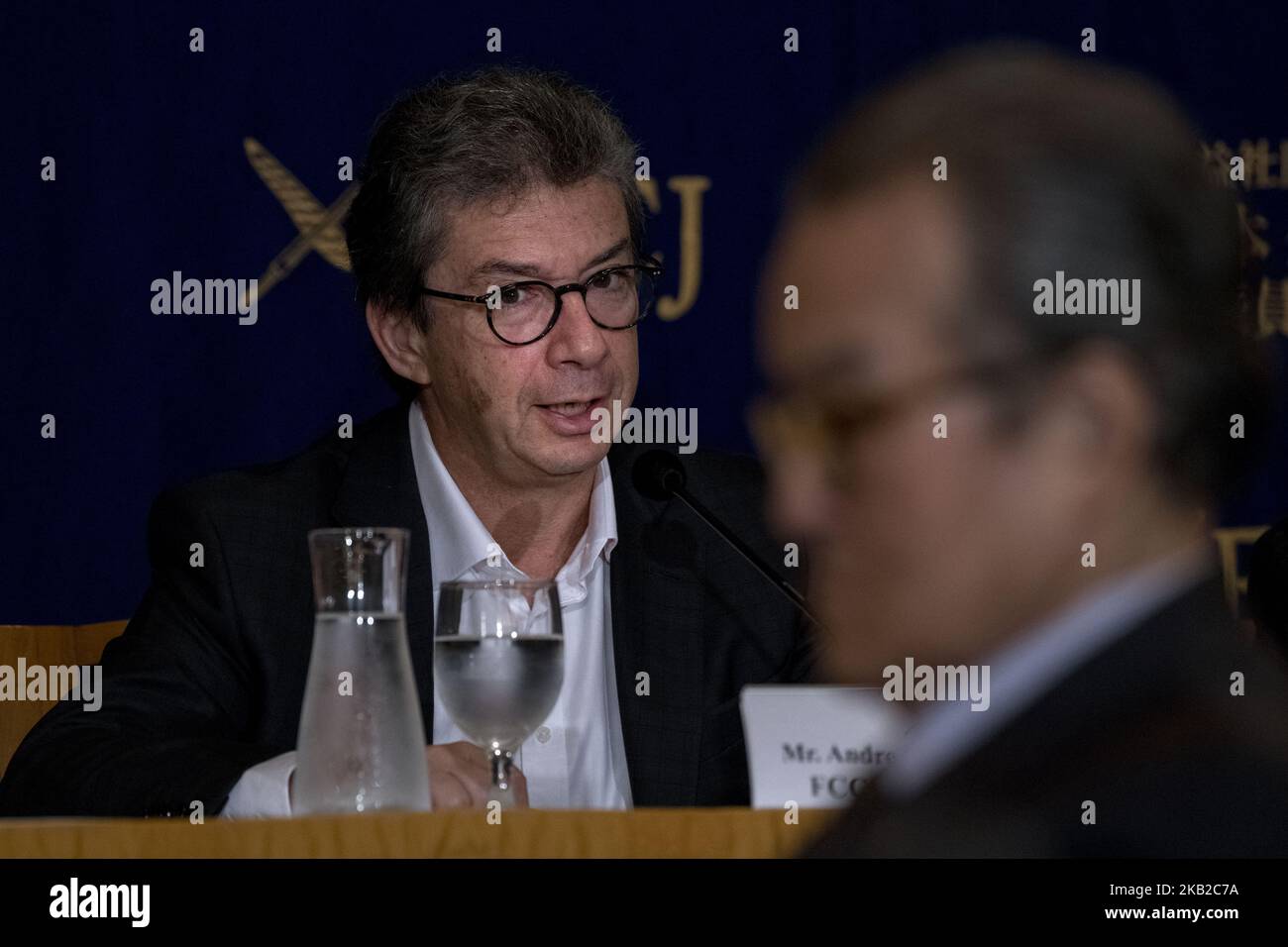 Andre Calantzopoulos, CEO di Philip Morris International Inc., interviene durante una conferenza stampa presso il Foreign Corinterpelled' Club del Giappone a Tokyo il 24 ottobre 2018. La transizione verso una Società senza fumo, normative più severe in tutto il mondo e una popolazione sempre più affumicata si stanno avvicinando alle aziende produttrici di tabacco di tutto il mondo. Per restare in attività, le grandi aziende del tabacco si stanno rivolgendo alle sigarette elettroniche e ad altre alternative alle sigarette convenzionali. Philip Morris International (PMI), il creatore di Marlboro, sta accelerando questa mossa. Il CEO Andre Calantzopoulos ha assunto un impegno pubblico a rinunciare alla vendita di ci Foto Stock