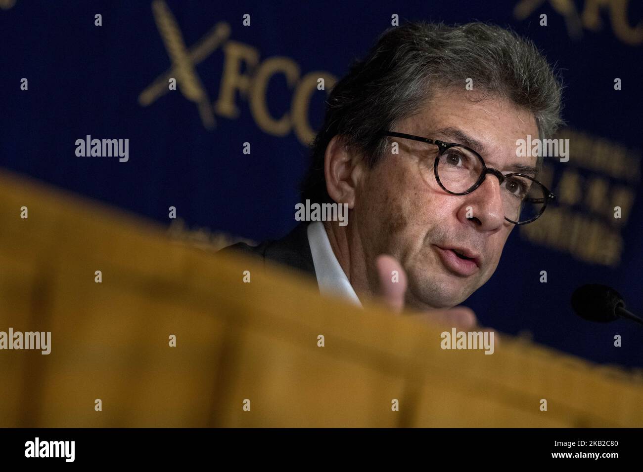 Andre Calantzopoulos, CEO di Philip Morris International Inc., interviene durante una conferenza stampa presso il Foreign Corinterpelled' Club del Giappone a Tokyo il 24 ottobre 2018. La transizione verso una Società senza fumo, normative più severe in tutto il mondo e una popolazione sempre più affumicata si stanno avvicinando alle aziende produttrici di tabacco di tutto il mondo. Per restare in attività, le grandi aziende del tabacco si stanno rivolgendo alle sigarette elettroniche e ad altre alternative alle sigarette convenzionali. Philip Morris International (PMI), il creatore di Marlboro, sta accelerando questa mossa. Il CEO Andre Calantzopoulos ha assunto un impegno pubblico a rinunciare alla vendita di ci Foto Stock