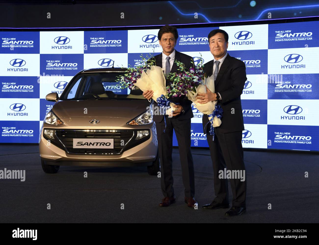 Attore e ambasciatore del marchio Indian Bollywood per Hyundai Motors India Shah Rukh Khan (L) e il Managing Director e Chief Executive Officer di Hyundai India YK Koo si trovano accanto alla nuova Hyundai Santro car, in occasione di un evento che si terrà a Nuova Delhi il 23 ottobre 2018. (Foto di Indraneel Chowdhury/NurPhoto) Foto Stock