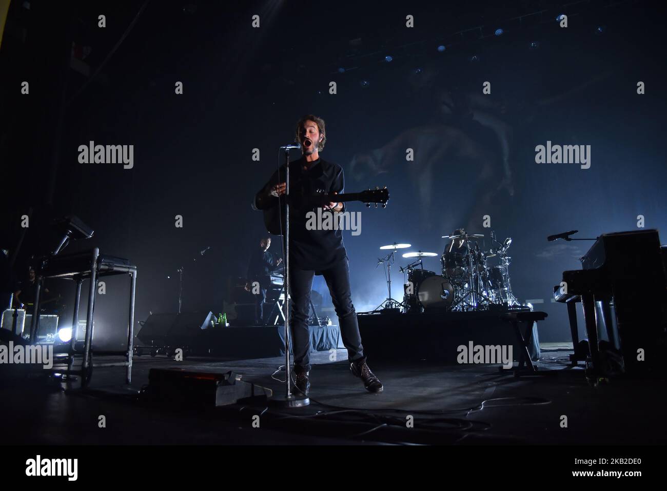 Tom Smith della band rock britannica Editors suona sul palco alla O2 Academy Brixton di Londra, Regno Unito, il 24 ottobre 2018. Attualmente la band è composta da Tom Smith (voce principale, chitarra, pianoforte), Russell Leetch (basso, sintetizzatore, voce di supporto), ed Lay (batteria, percussioni, Voce di supporto), Justin Lockey (chitarra) ed Elliott Williams (tasti, sintetizzatori, chitarre e voce di supporto). (Foto di Alberto Pezzali/NurPhoto) Foto Stock