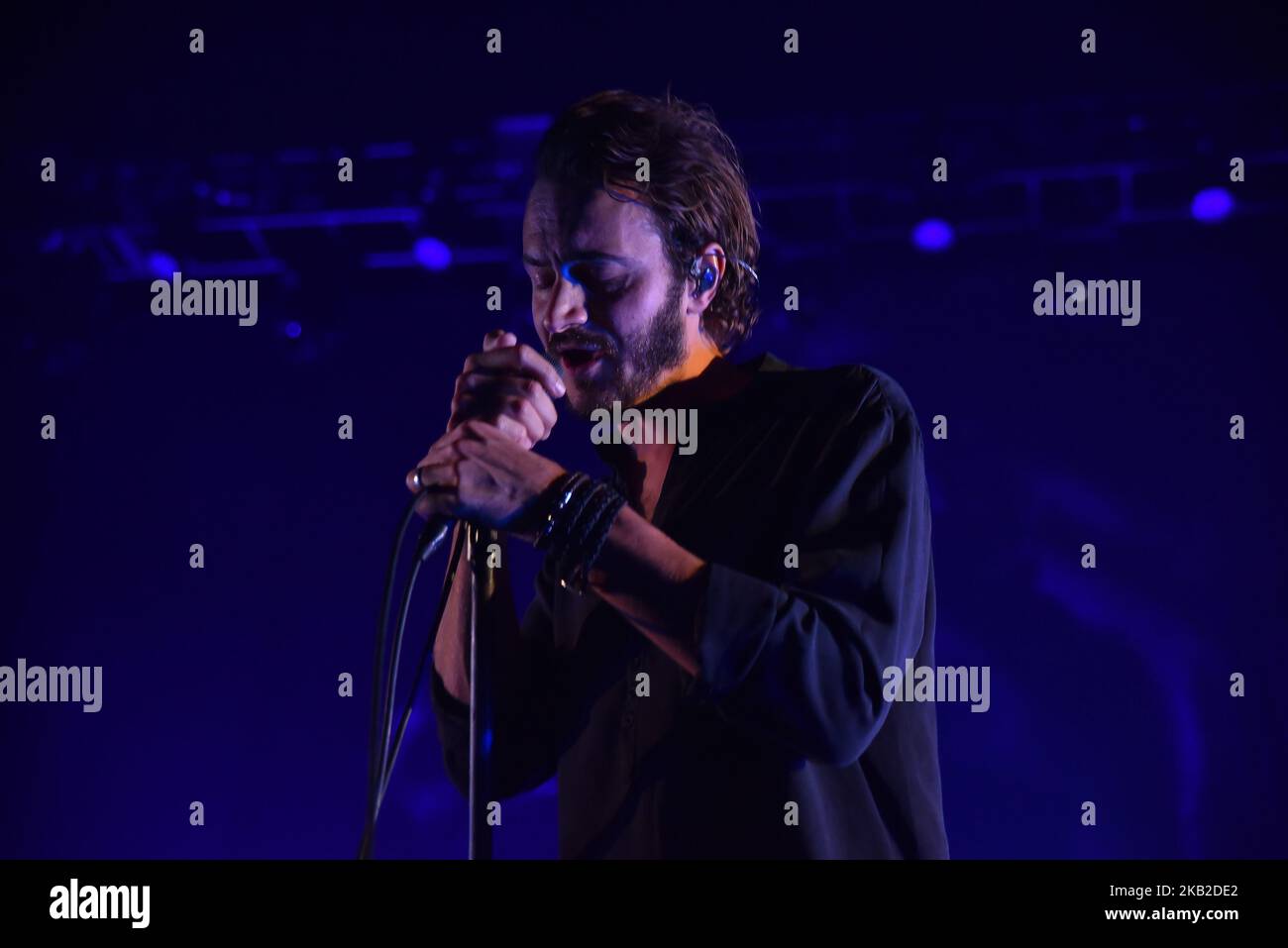 Tom Smith della band rock britannica Editors suona sul palco alla O2 Academy Brixton di Londra, Regno Unito, il 24 ottobre 2018. Attualmente la band è composta da Tom Smith (voce principale, chitarra, pianoforte), Russell Leetch (basso, sintetizzatore, voce di supporto), ed Lay (batteria, percussioni, Voce di supporto), Justin Lockey (chitarra) ed Elliott Williams (tasti, sintetizzatori, chitarre e voce di supporto). (Foto di Alberto Pezzali/NurPhoto) Foto Stock