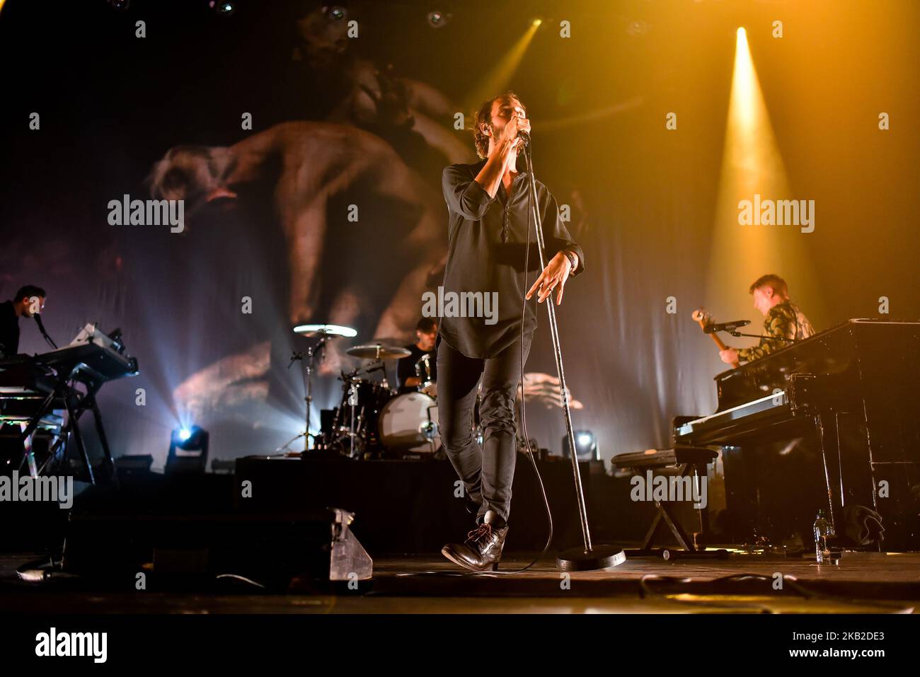 Tom Smith della band rock britannica Editors suona sul palco alla O2 Academy Brixton di Londra, Regno Unito, il 24 ottobre 2018. Attualmente la band è composta da Tom Smith (voce principale, chitarra, pianoforte), Russell Leetch (basso, sintetizzatore, voce di supporto), ed Lay (batteria, percussioni, Voce di supporto), Justin Lockey (chitarra) ed Elliott Williams (tasti, sintetizzatori, chitarre e voce di supporto). (Foto di Alberto Pezzali/NurPhoto) Foto Stock