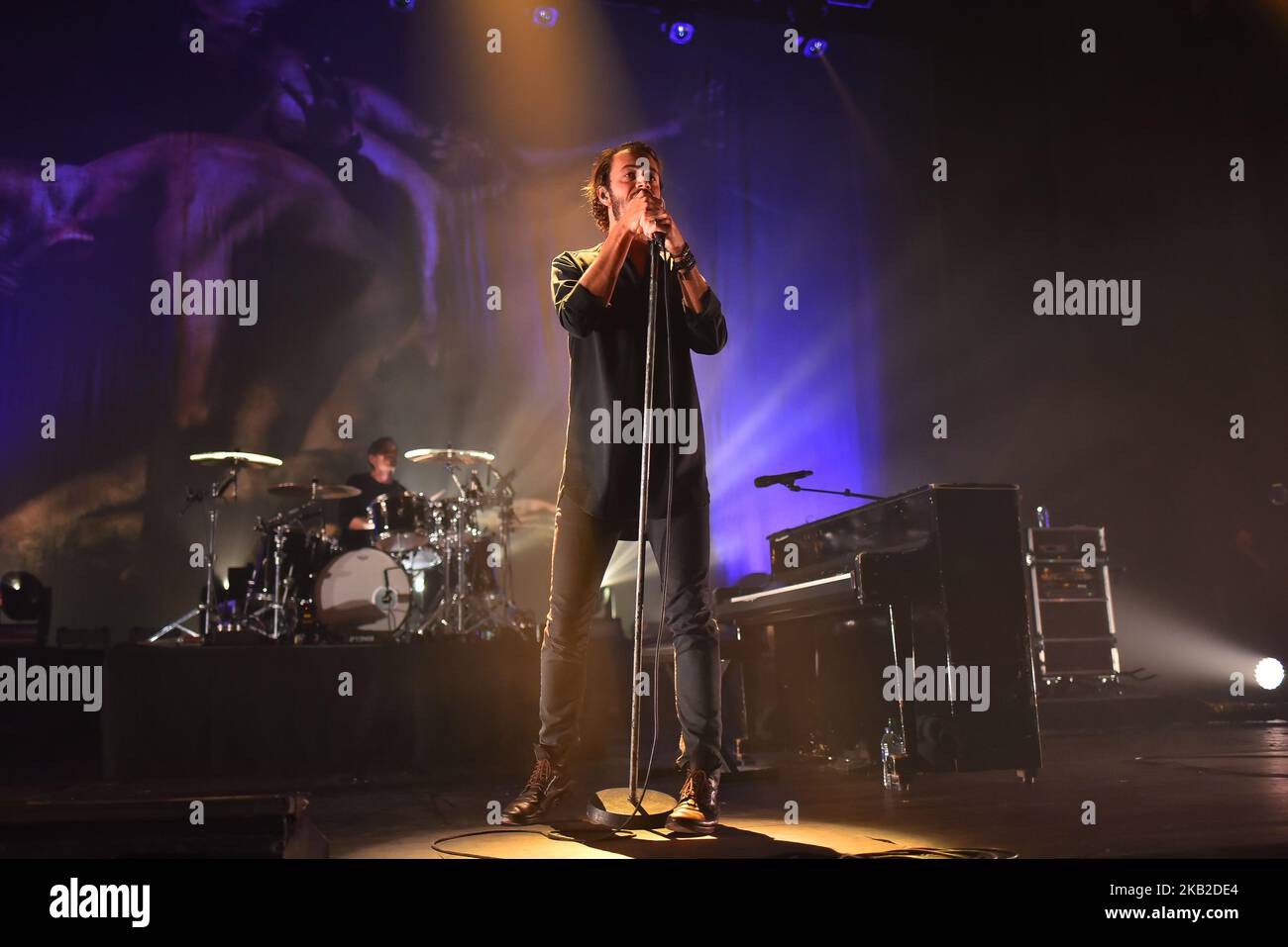 Tom Smith della band rock britannica Editors suona sul palco alla O2 Academy Brixton di Londra, Regno Unito, il 24 ottobre 2018. Attualmente la band è composta da Tom Smith (voce principale, chitarra, pianoforte), Russell Leetch (basso, sintetizzatore, voce di supporto), ed Lay (batteria, percussioni, Voce di supporto), Justin Lockey (chitarra) ed Elliott Williams (tasti, sintetizzatori, chitarre e voce di supporto). (Foto di Alberto Pezzali/NurPhoto) Foto Stock