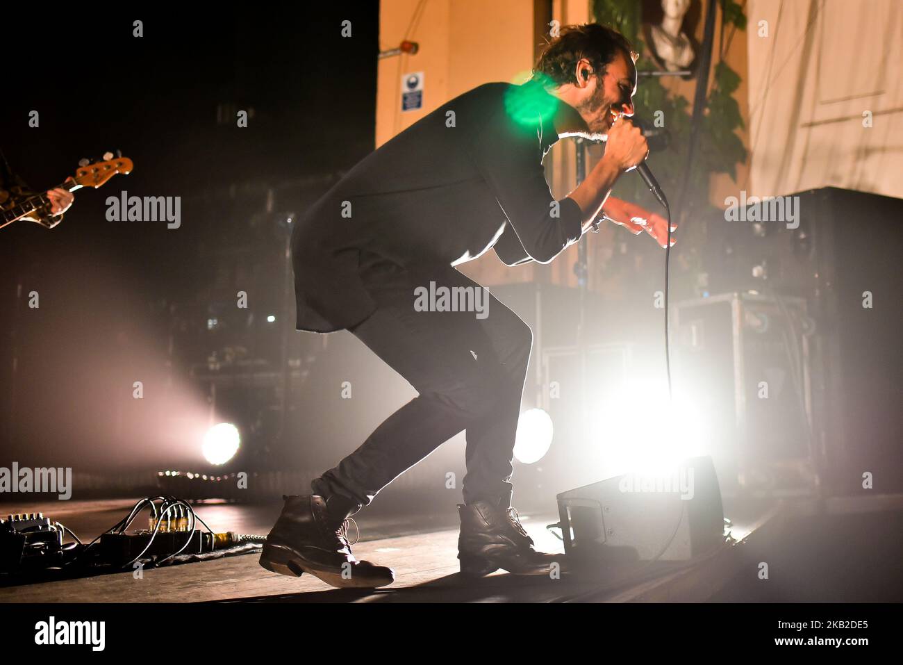 Tom Smith della band rock britannica Editors suona sul palco alla O2 Academy Brixton di Londra, Regno Unito, il 24 ottobre 2018. Attualmente la band è composta da Tom Smith (voce principale, chitarra, pianoforte), Russell Leetch (basso, sintetizzatore, voce di supporto), ed Lay (batteria, percussioni, Voce di supporto), Justin Lockey (chitarra) ed Elliott Williams (tasti, sintetizzatori, chitarre e voce di supporto). (Foto di Alberto Pezzali/NurPhoto) Foto Stock