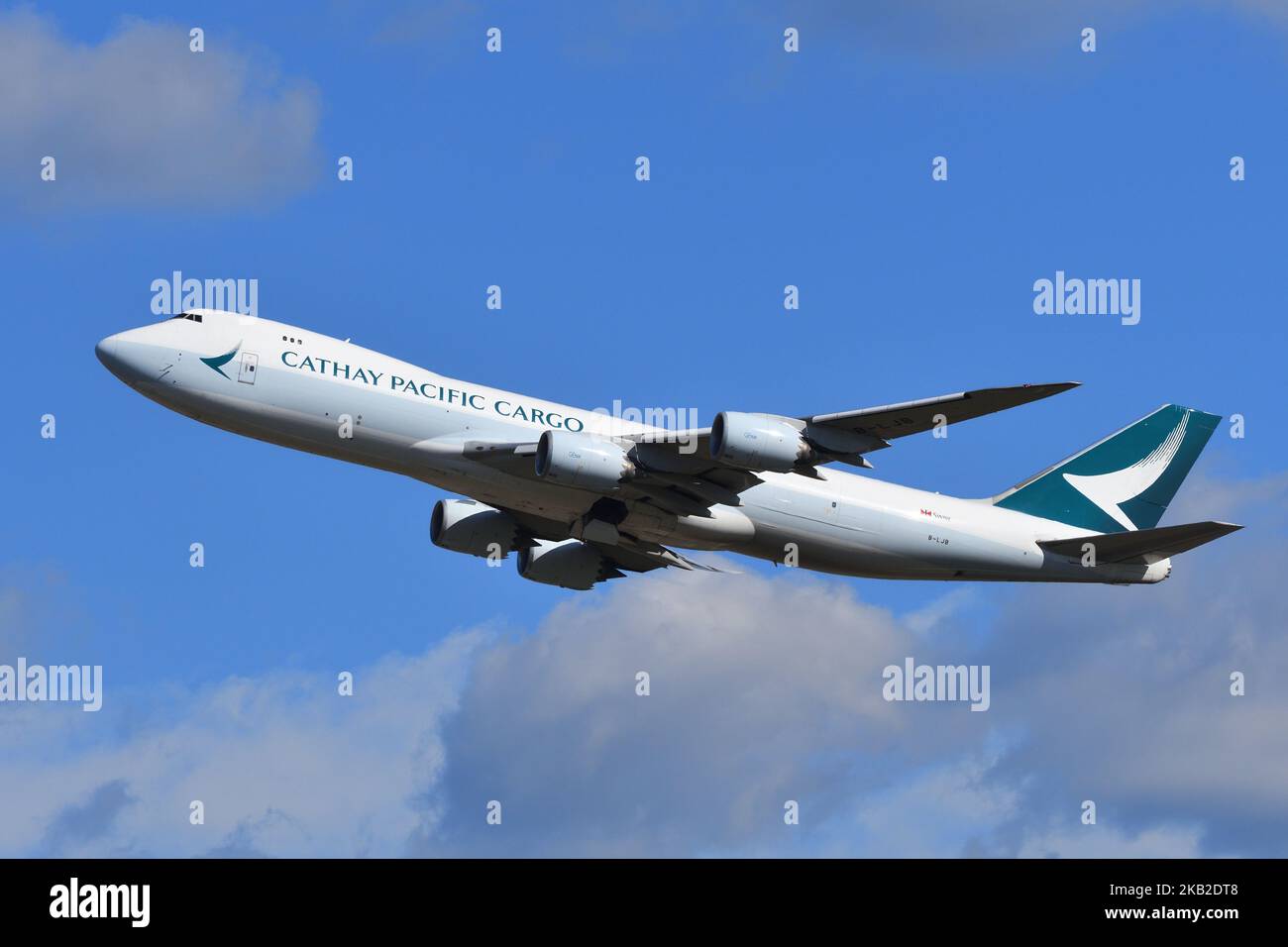 Prefettura di Chiba, Giappone - 29 ottobre 2021: Il Boeing B747-8F (B-LJB) del Cargo del Pacifico di Cathay decollo all'Aeroporto Internazionale di Narita. Foto Stock