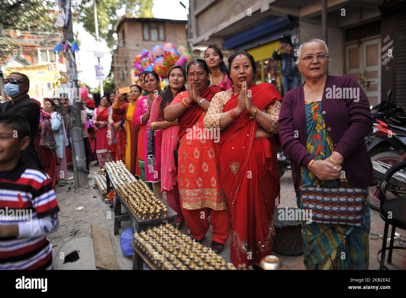 I devoti nepalesi che offrono lampade al burro durante il festival di Lord Narayan jatra a Hadigaun, Kathmandu, Nepal giovedì 25 ottobre 2018. Una volta ogni anno, subito dopo il Festival di Dashain, questo festival celebra. Il Narayan Jatra Festival di Hadigaun è un festival unico nella capitale che coinvolge tre strutture circolari di bambù, sopra le quali un idolo del Signore Narayan in posizione, e poi ruotato da due persone in piedi sotto. (Foto di Narayan Maharjan/NurPhoto) Foto Stock
