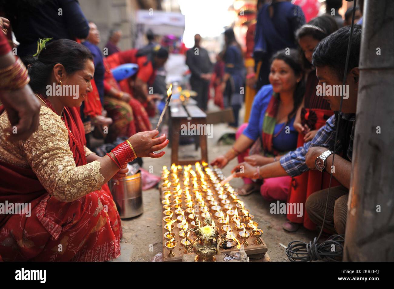 I devoti nepalesi che offrono lampade al burro durante il festival di Lord Narayan jatra a Hadigaun, Kathmandu, Nepal giovedì 25 ottobre 2018. Una volta ogni anno, subito dopo il Festival di Dashain, questo festival celebra. Il Narayan Jatra Festival di Hadigaun è un festival unico nella capitale che coinvolge tre strutture circolari di bambù, sopra le quali un idolo del Signore Narayan in posizione, e poi ruotato da due persone in piedi sotto. (Foto di Narayan Maharjan/NurPhoto) Foto Stock