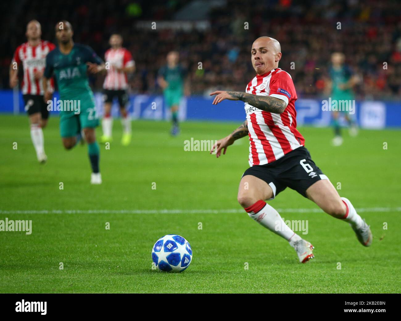 Eindhoven, Paesi Bassi. Ottobre 24. 2018 Angelino del PSV Eindhoven durante la partita di UEFA Champion League Group B tra PSV Eindhoven e Tottenham Hotspur al Phillips Stadium, Eindhoven, Paesi Bassi, il 24 ottobre 2018. (Foto di Action Foto Sport/NurPhoto) Foto Stock