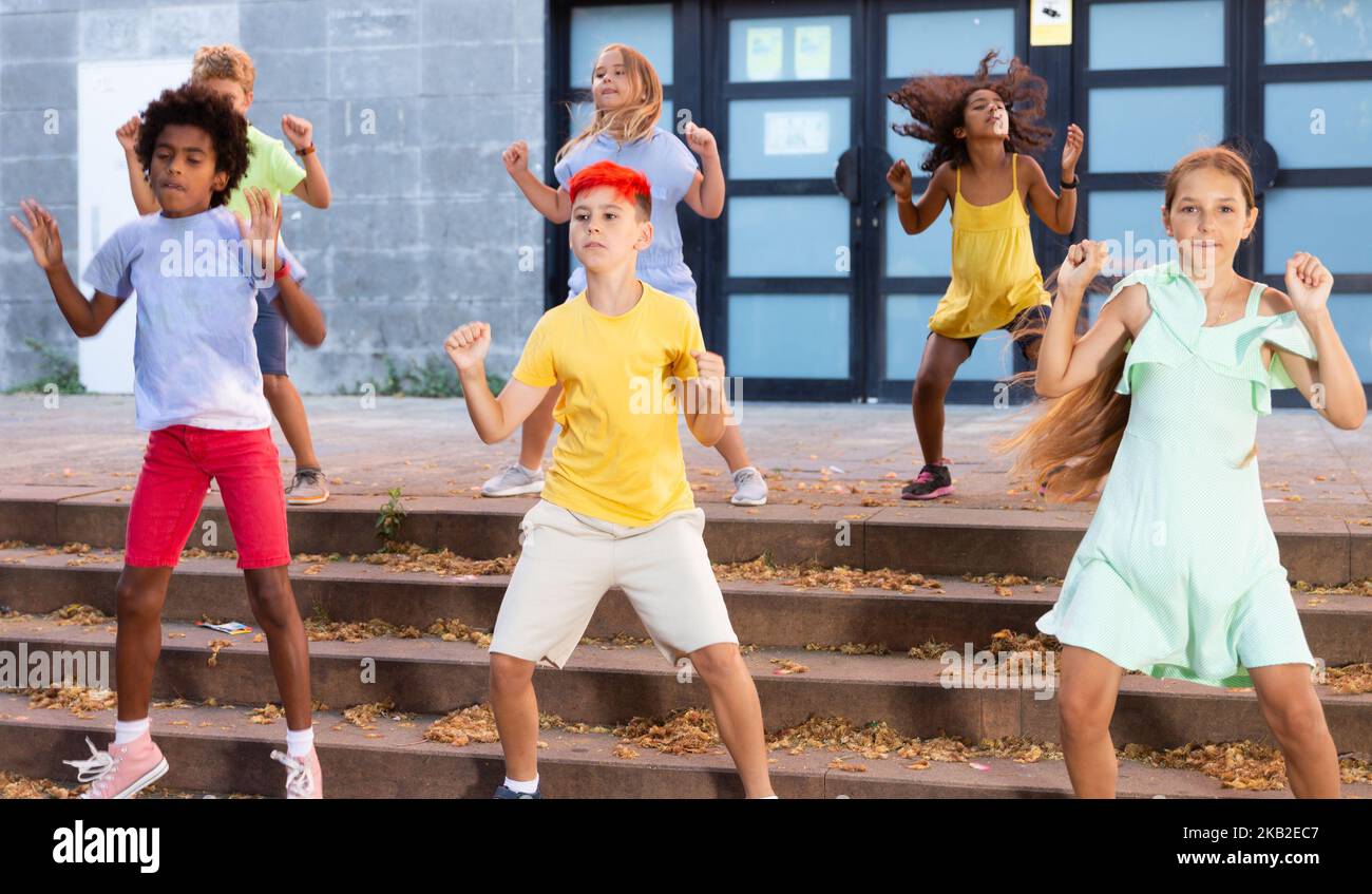 I ragazzi e le ragazze che ballano in città sono molto positivi Foto Stock
