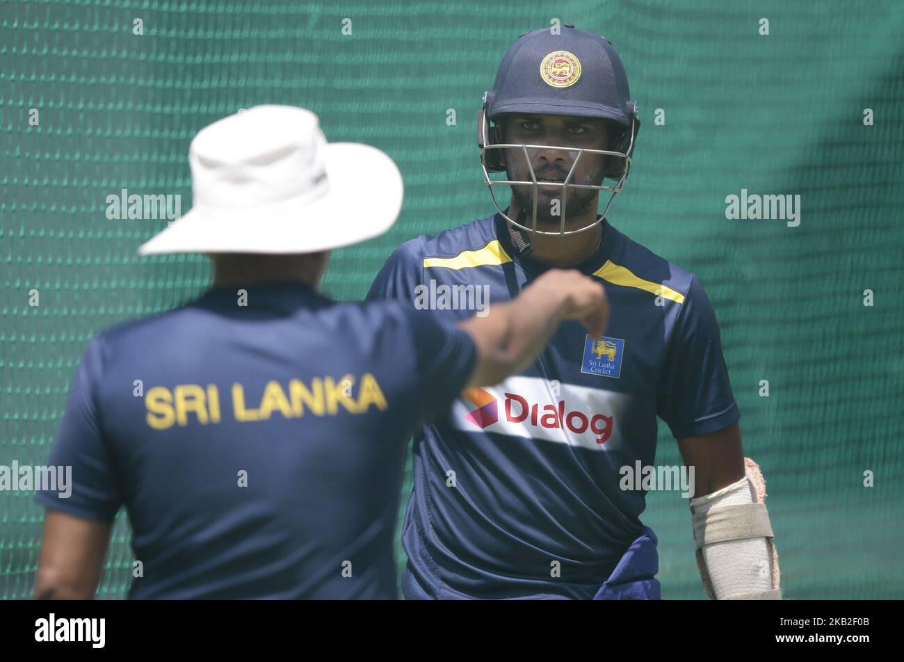 L'allenatore capo della squadra di cricket dello Sri Lanka Chandika Hathurusingha (L) istruisce il capitano di cricket dello Sri Lanka ODI Dinesh Chandimal durante una sessione di pratica netta davanti all'unica partita di cricket ventidue-20 tra lo Sri Lanka e l'Inghilterra al campo di cricket internazionale R Premadasa, Colombo, Sri Lanka.10-26-2018 (Foto di Tharaka Basnayaka/NurPhoto) Foto Stock