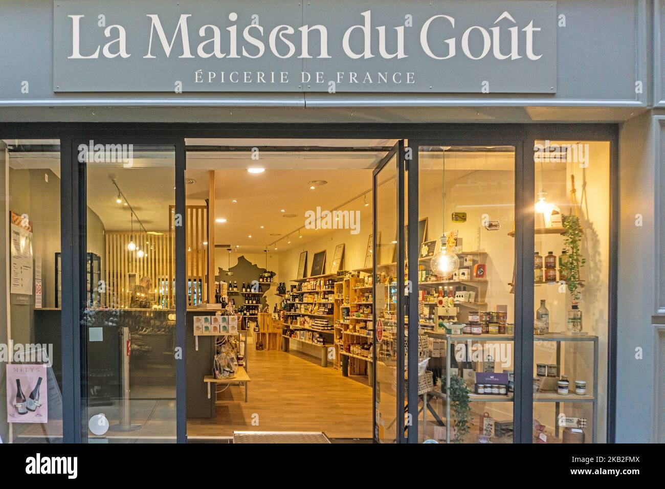 La Maison du Goût, Nimes, Francia, che vende prodotti alimentari artigianali. Foto Stock