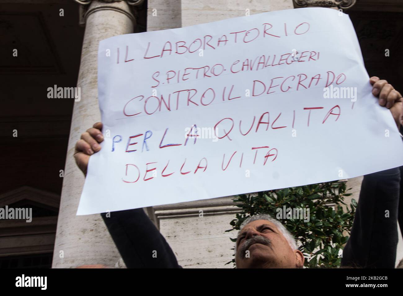I cittadini di Roma, stanchi del continuo decadimento della città, si presentano davanti al Campidoglio di Roma il 27 ottobre 2018 a Roma (Foto di Andrea Ronchini/NurPhoto) Foto Stock