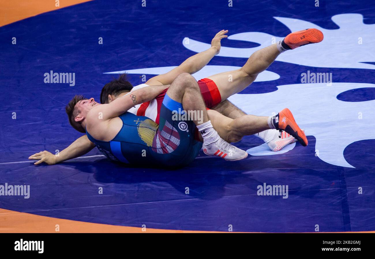 I Tamas Lorincz ungheresi e i coreani Hyeonwoo Kim si sfidano durante la semifinale della categoria Greco Roman – 77 kg ai Campionati mondiali di wrestling che si svolgeranno a Budapest, in Ungheria, il 27 ottobre 2018. (Foto di Robert Szaniszló/NurPhoto) Foto Stock