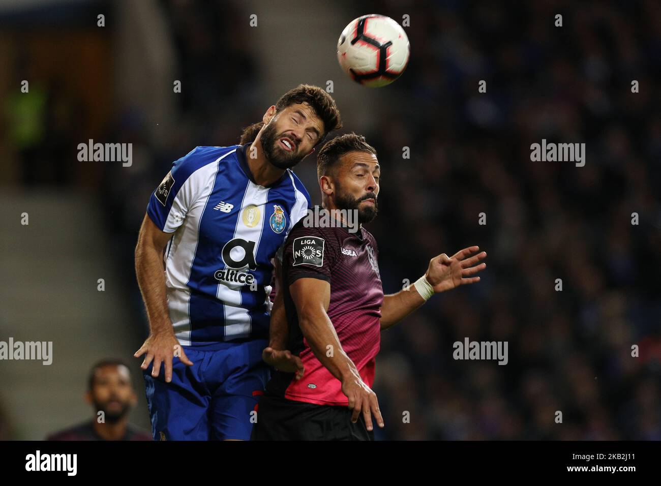 Il difensore brasiliano di Porto Felipe (L) si presenta con il difensore portoghese di Feirense Tiago Mesquita (R) durante la partita della Premier League 2018/19 tra FC Porto e CD Feirense, al Dragao Stadium di Porto il 28 ottobre 2018. (Foto di Paulo Oliveira / DPI / NurPhoto) Foto Stock