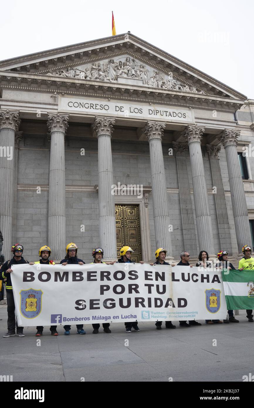 Vigili del fuoco durante la protesta. I vigili del fuoco hanno dimostrato a Madrid una legge che garantisce condizioni di lavoro dignitose e pone fine alla precarietà e all'insicurezza nel loro fronte work.in del congresso dei deputati di Madrid. Spagna. , 26 ottobre 2018. (Foto di Oscar Gonzalez/NurPhoto) Foto Stock