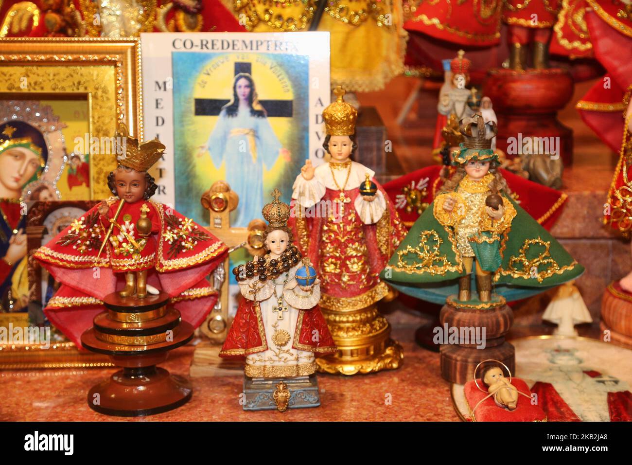 Perché I Cattolici Adorano Le Statue Niño orando immagini e fotografie stock ad alta risoluzione - Alamy