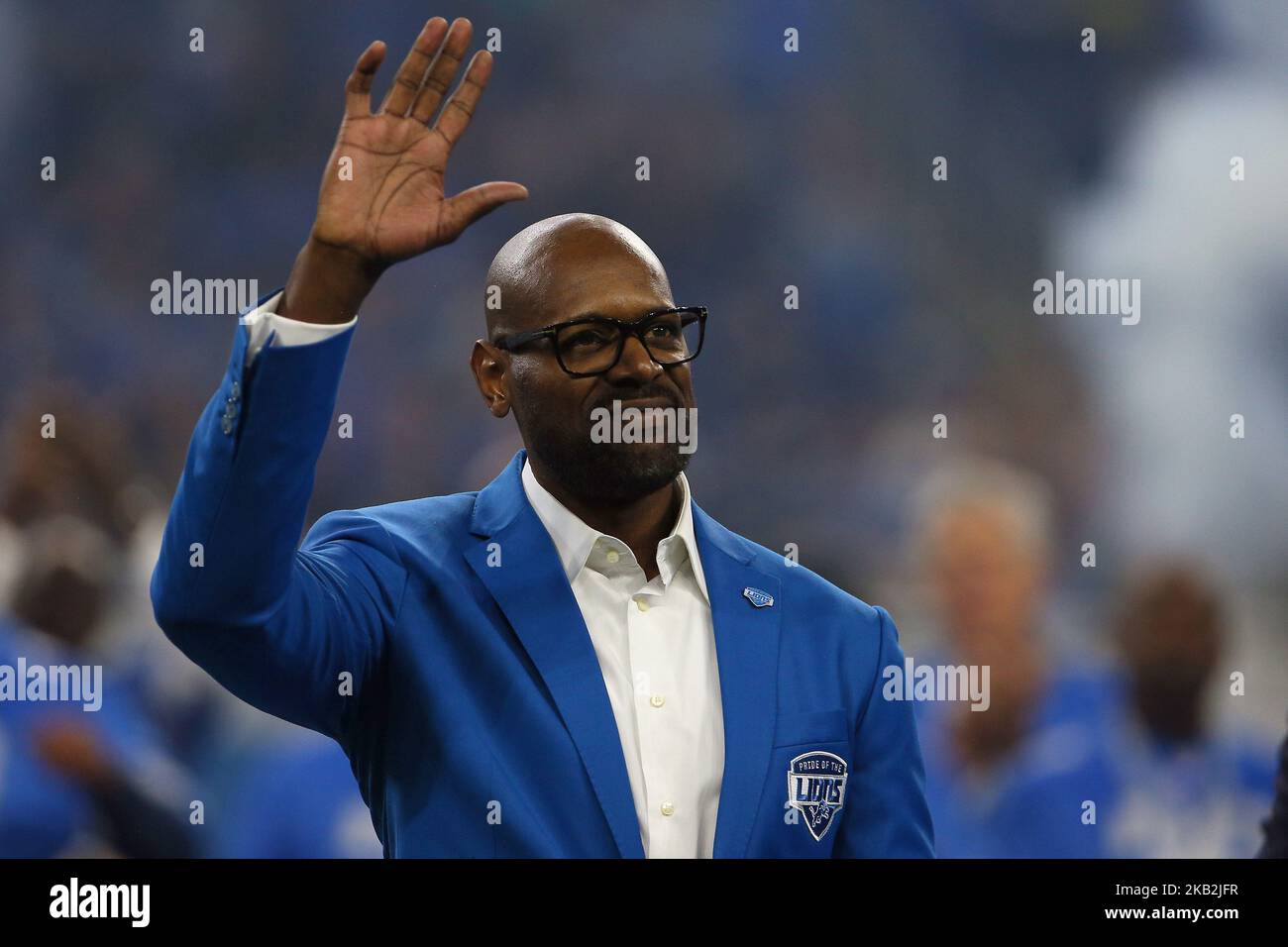 L'ex giocatore dei Detroit Lions Herman Moore ondeggia durante la sua cerimonia di induzione come Legend of the Pride of the Lions durante l'intervallo di tempo di una partita di football NFL contro i Seattle Seahawks a Detroit, Michigan USA, domenica 28 ottobre 2018. (Foto di Amy Lemus/NurPhoto) Foto Stock