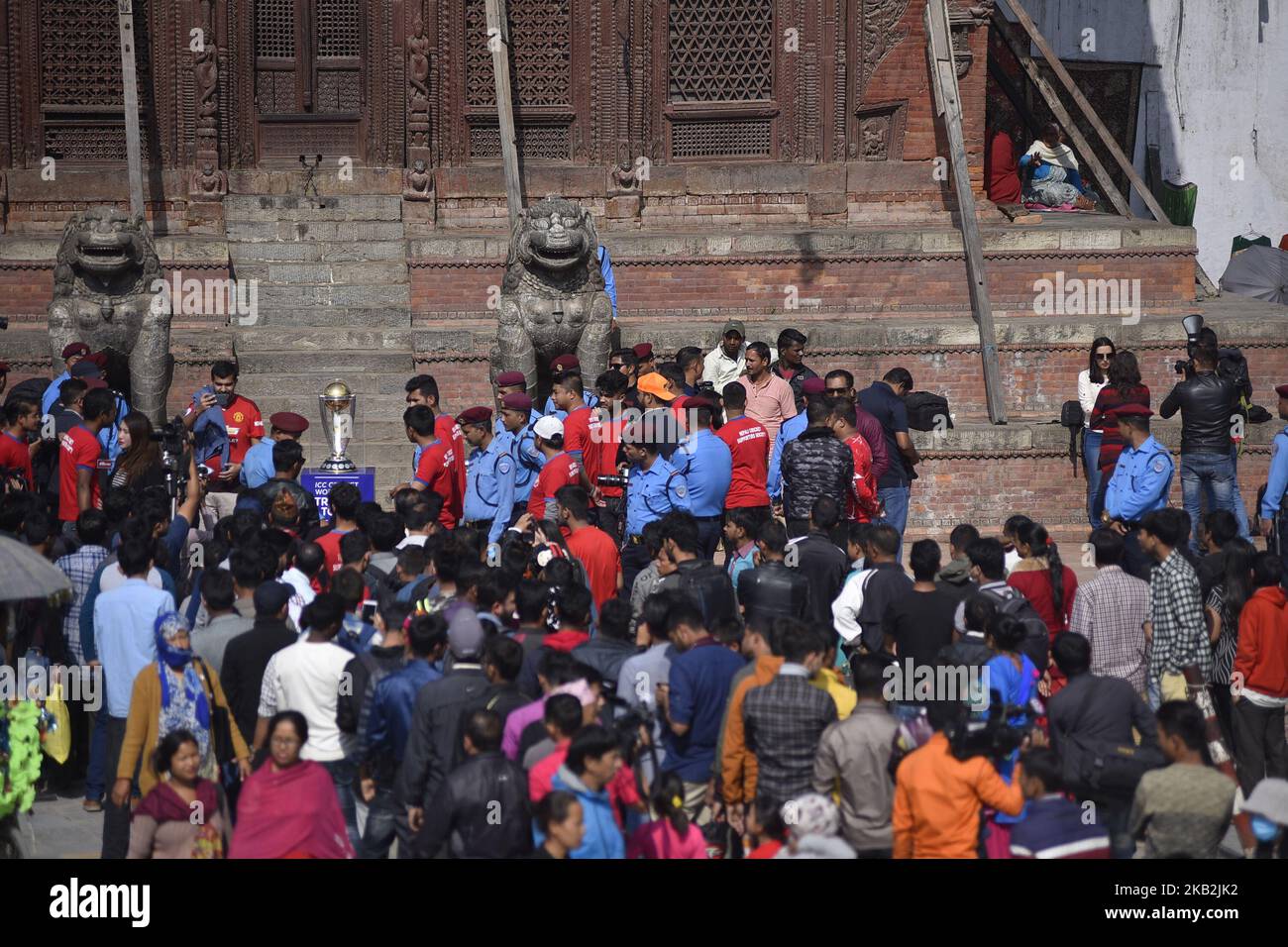 Il popolo nepalese si allinea per vedere il trofeo ICC Cricket World Cup 2019 in Basantapur Durbar Square durante un tour di campagna a Kathmandu, Nepal, lunedì 29 ottobre 2018. La Coppa del mondo di cricket 2019 sarà ospitata da Inghilterra e Galles dal 30 maggio al 14 luglio 2019. (Foto di Narayan Maharjan/NurPhoto) Foto Stock