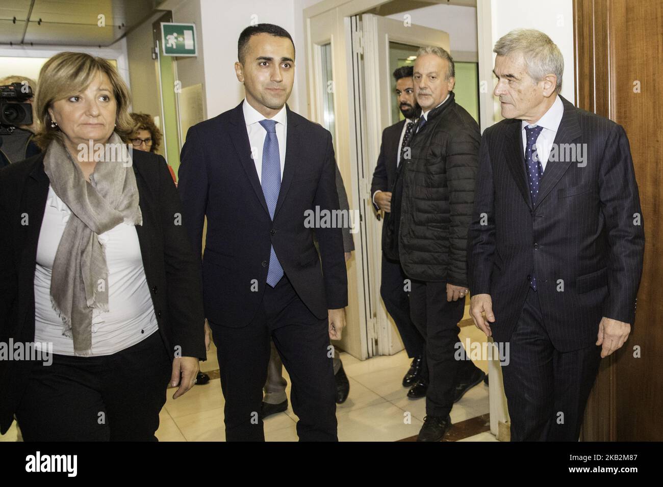 31/10/2018 Torino, Italia. Incontro al Palazzo della Regione sulla situazione dei lavoratori del Comital-Lamalù di Volpiano. Il Ministro del lavoro e dello sviluppo economico Luigi di Maio, con il Presidente della Regione Piemonte Sergio Chiamparino, discute della difficile situazione del lavoro in Piemonte. E' la prima riunione di un membro del governo dopo la perdita dell'offerta olimpica e la probabile decisione di fermare il progetto del treno ad alta velocità (TAV). Nella foto: Di Maio e Chiamparino durante l'incontro. (Foto di Mauro Ujetto/NurPhoto) Foto Stock